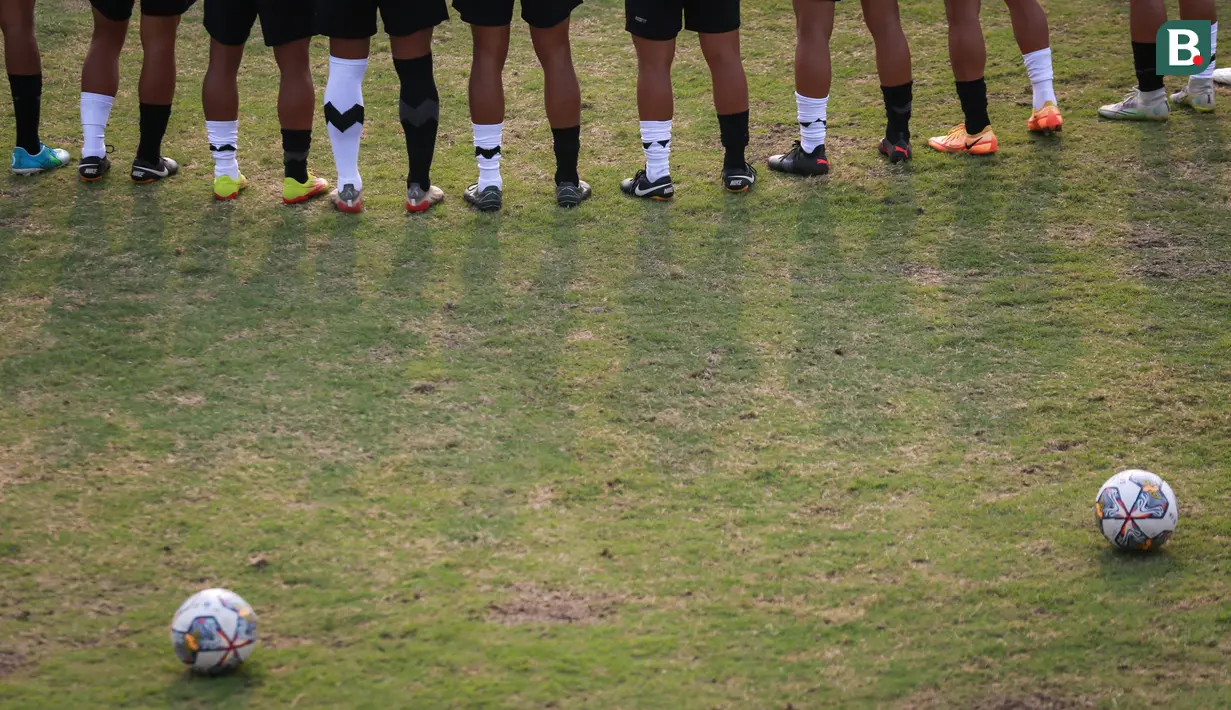 <p>Pemain Timnas Indonesia U-20 memakai kaus kaki yang berbeda saat latihan persiapan Kualifikasi Piala Asia U-20 2023 yang berlangsung di Lapangan A Gelora Bung Karno, Jakarta, Selasa (30/08/2022). (Bola.com/Bagaskara Lazuardi)</p>