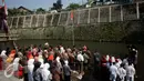 Pembacaan doa saat upacara HUT RI ke 71 di Sungai Winongo, Yogyakarta, Rabu (17/8). Upacara berlangsung khidmad meskipun dilaksanakan di tengah aliran  sungai. (Liputan6.com/Boy Harjanto)