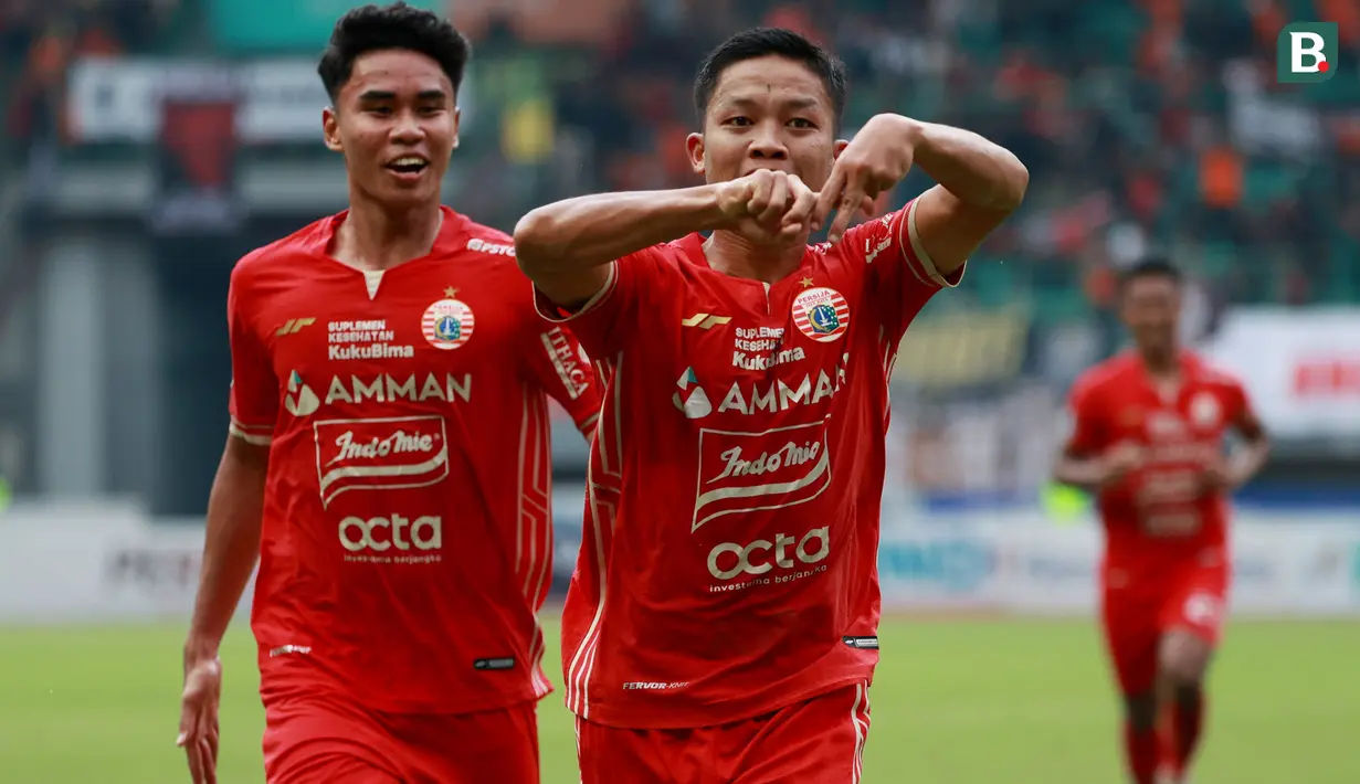 Pemain Persija Jakarta, Rio Fahmi (kanan) melakukan selebrasi setelah mencetak gol kedua Persija ke gawang Rans Nusantara FC pada laga BRI Liga 1 di Stadion Patriot Candrabhaga, Bekasi, Jumat (3/2/2023). Macan Kemayoran menang dengan skor 3-1. (Bola.com/M Iqbal Ichsan)