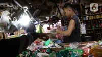 Pedagang melayani pembeli di Pasar Kebayoran, Jakarta, Senin  (21/12/2020). Meski harga di petani cenderung turun akibat pandemi, tetapi hal ini diperkirakan bakal mengurangi pasokan dan memicu kenaikan. (Liputan6.com/Angga Yuniar)