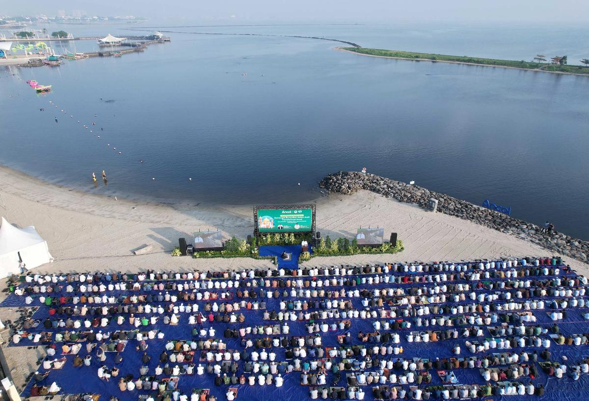 FOTO: Shalat Iduladha di Tepi Pantai Ancol Berlangsung Khidmat