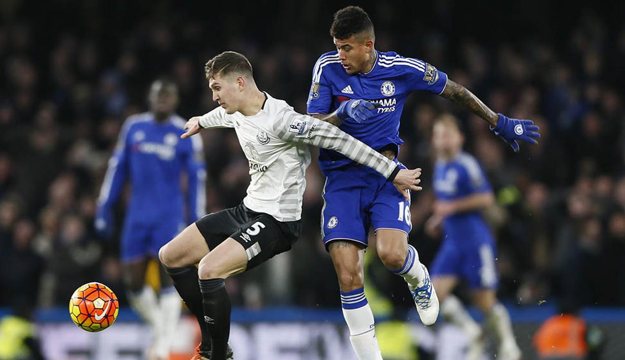 Bek Everton, John Stones, berusaha menahan bola dari kejaran pemain Chelsea, Kenedy. Sementara Everton kini berada pada peringkat 11. (Reuters/Stefan Wermuth)