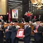 Ketua DPRD DKI Prasetyo Edi Marsudi bersalaman dengan Gubernur DKI Anies Baswedan usai pengesahan APBd-P 2019. (Delvira Hutabarat/Liputan6.com)