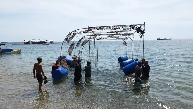 Penenggelaman Trumbu Karang di Bansring Underwater (Hermawan Arifianto/Liputan6.com)