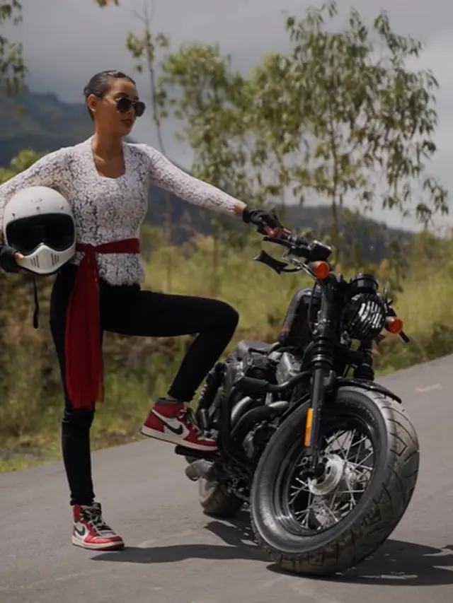 Dobrak Batasan di Hari Kartini, Erika Carlina Kenakan Kebaya Sambil Naik Moge