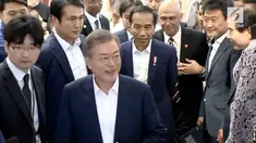 Presiden Joko Widodo diajak blusukan oleh Presiden Moon Jae-in ke sebuah pusat perbelanjaan di wilayah Dongdaemun, Seoul, Korea Selatan.