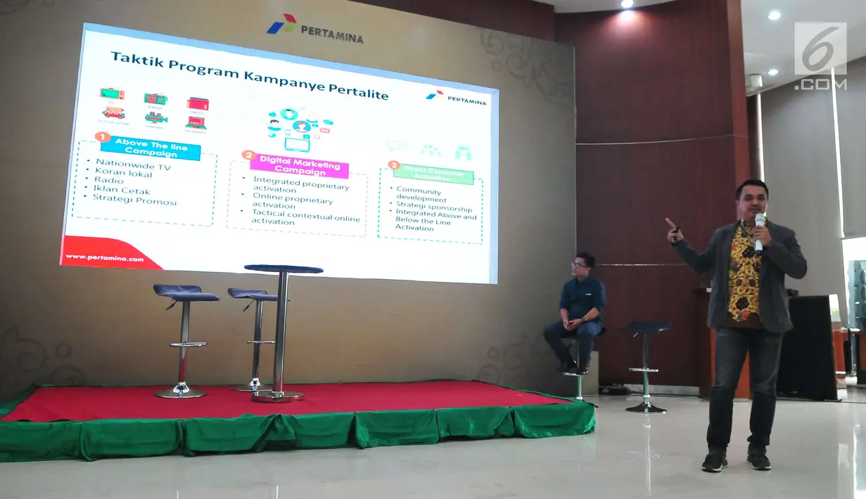 Marcom Pertamina, Danang Widiasurya memberi materi kepada finalis Citizen Journalist Academy (CJA) Energi Muda Pertamina di Kantor Pusat Pertamina, Jakarta, Rabu (15/11). (Liputan6.com/Helmi Afandi)
