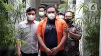 Tersangka komika Fico Fachriza saat dihadirkan dalam rilis kasus penyalahgunaan narkoba di Ditresnarkoba Polda Metro Jaya, Jakarta, Jumat (14/1/2022). Dalam penangkapan, polisi berhasil mengamankan barang bukti tembakau sistetis sebarat 1,45 gram. (Liputan6.com/Faizal Fanani)