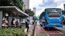 Sejumlah pekerja menunggu bus Transjakarta di Halte Dukuh Atas, Jakarta, Senin (14/9/2020). Selama PSBB, Pemprov DKI Jakarta mewajibkan perusahaan nonesensial untuk membatasi 25 persen dari total pekerja yang bekerja di kantor guna memutus penyebaran Covid-19. (merdeka.com/Iqbal S. Nugroho)