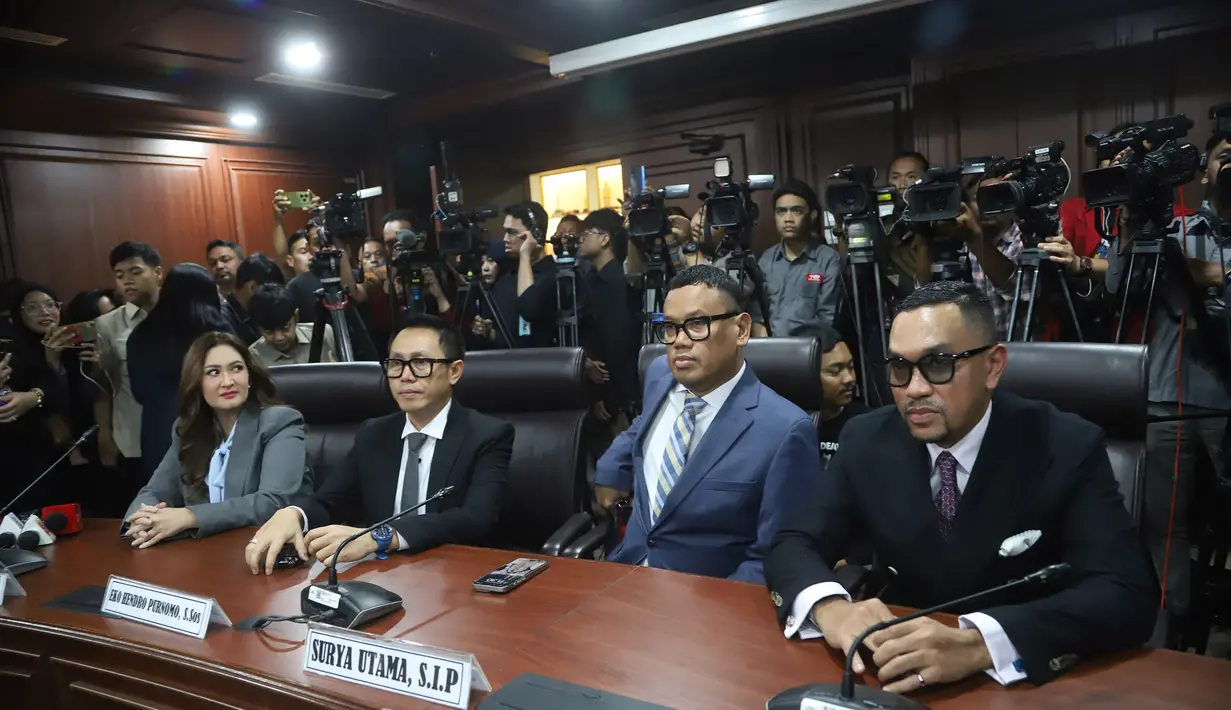 Empat teradu kasus dugaan pelanggaran kode etik anggota Dewan Perwakilan Rakyat (DPR); Nafa Urbach, Eko Hendro Purnomo (Eko Patrio), Surya Utama (Uya Kuya), dan Ahmad Sahroni (dari kiri ke kanan) bersiap mengikuti sidang pembacaan putusan kasus dugaan pelanggaran kode etik di Mahkamah Kehormatan Dewan (MKD), Kompleks Parlemen, Senayan, Jakarta, Rabu (5/11/2025). Sebelumnya, MKD telah menghadirkan saksi hingga ahli dalam perkara dugaan pelanggaran etik lima anggota DPR yang dinonaktifkan buntut gelombang demo 25-31 Agustus 2025, pada Senin (3/11/2025). (merdeka.com/Arie Basuki)