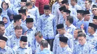 Presiden Joko Widodo (Jokowi) bersiap berfoto bersama Aparatur Sipil Negara (ASN) seusai membuka Rapat Kerja Nasional Korps Pegawai Republik Indonesia (KORPRI) 2019 di Istana Negara, Jakarta, Selasa (26/2). (Liputan6.com/Angga Yuniar)