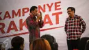 Cawagub DKI Jakarta, Djarot Saiful Hidayat mendengarkan pengaduan seorang warga di Rumah Lembang, Jakarta, Selasa (22/11). Djarot menggantikan Basuki  Tjahaja Purnama (Ahok) menerima aduan dan dukungan warga serta pendukung. (Liputan6.com/Faizal Fanani)