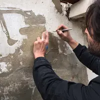 Seniman ini menggambarkan cerita duka pengungsi Palestina, lewat cat tembok usang yang mulai mengelupas. (Via: boredpanda.com)