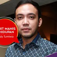 Pahit Manis Kehidupan Sandy Tumiwa. (Desain: Muhammad Iqbal Nurfajri/Bintang.com)