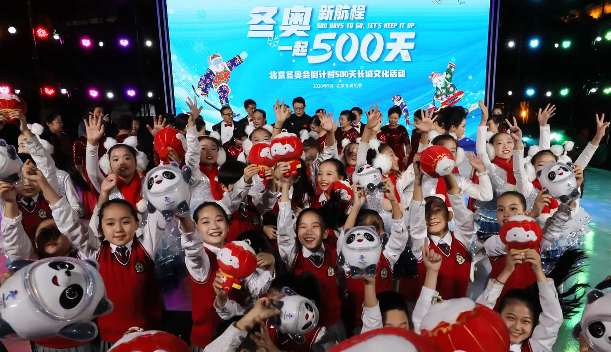 Anak-anak melambaikan tangan sambil memegang maskot Olimpiade dan Paralimpiade Musim Dingin Beijing 2022 dalam kegiatan budaya untuk menyambut hitung mundur 500 hari jelang Olimpiade Musim Dingin Beijing 2022 di Badaling, Distrik Yanqing, ibu kota China, 20 September 2020. (Xinhua/Zhang Chenlin)