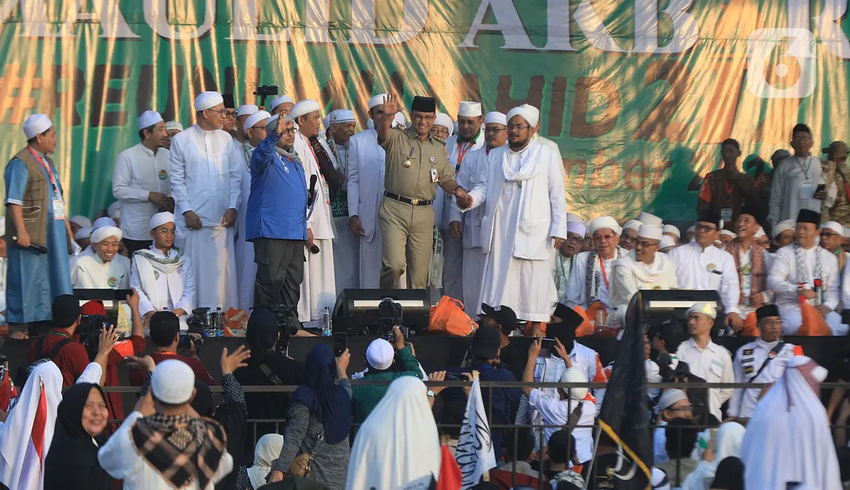 Gubernur DKI Jakarta Anies Baswedan saat menghadiri Munajat dan Maulid Akbar 2019 #ReuniMujahid212 di kawasan Monas, Jakarta, Senin (2/12/2019). Aksi dimulai dengan salat tahajud bersama pada pukul 03.00 WIB dan ditutup dengan doa yang berakhir pada pukul 08.00 WIB. (Liputan6.com/Herman Zakharia)
