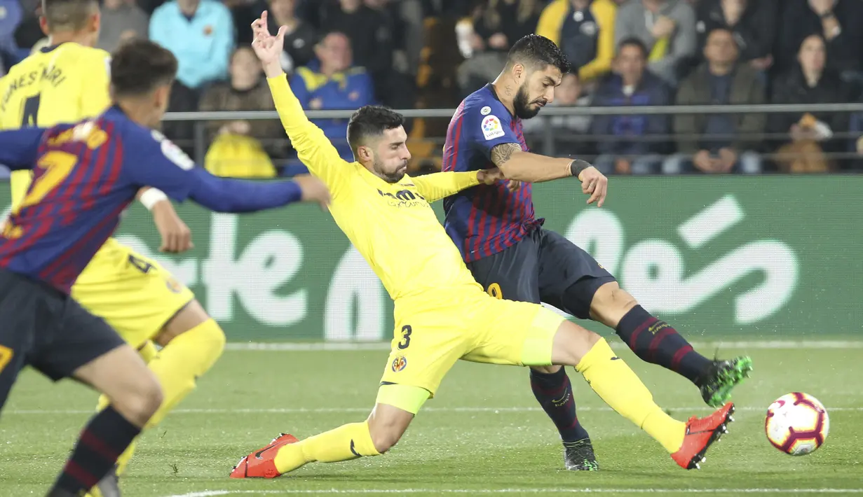 Striker Barcelona, Luis Suarez, melepaskan tendangan saat melawan Villarreal pada laga La Liga 2019 di Stadion Ceramica, Selasa (2/4). Kedua tim bermain imbang 4-4. (AP/Alberto Saiz)