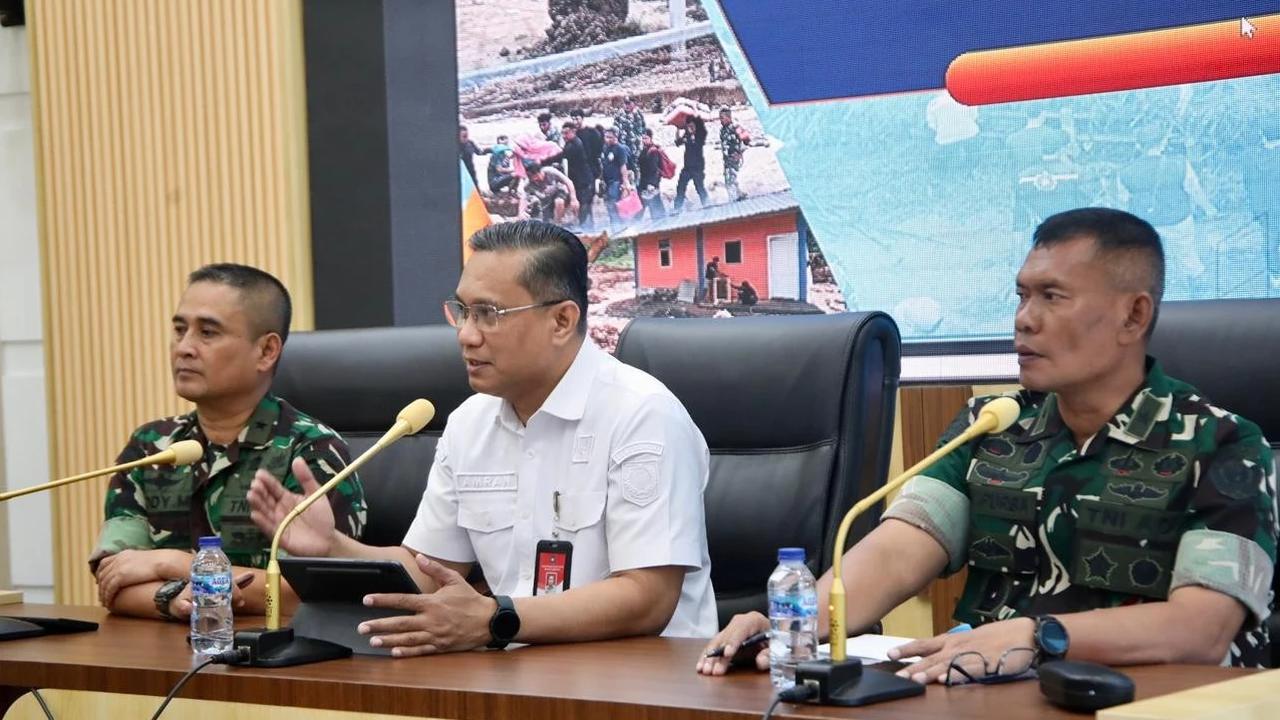 Juru Bicara Satgas PRR Pascabencana Sumatera Amran (tengah) di Kantor Pusat Kemendagri