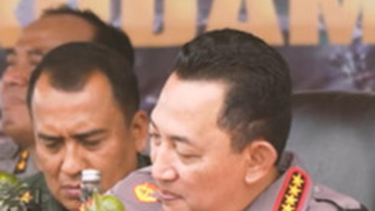 Mendengar hal itu, Listyo Sigit langsung tersenyum sembari mencatat di note nya. <br>