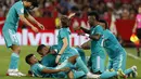 Penyerang Real Madrid Karim Benzema berselebrasi dnegan timnya setelah mencetak gol ke gawang Sevilla pada lanjutan Liga Spanyol di stadion Ramon Sanchez Pizjuan, Senin (18/4/2022) dini hari WIB. Real Madrid sukses menaklukkan Sevilla 3-2. (AP Photo/Angel Fernandez)