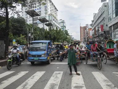 Seorang relawan mengatur lalu lintas jalan raya di Dhaka, Bangladesh, Selasa (6/8/2024). (AP Photo/Rajib Dhar)