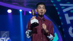Penyanyi pendatang baru, Jaz menyabet penghargaan Pendatang Baru Paling Ngetop SCTV Music Awards 2017 di Studio 6 Emtek City, Jakarta Barat, Selasa (16/5). Jaz berhasil menyingkirkan penyanyi Marthino Lio dan Rendy Pandugo. (Liputan6.com/Gempur M Surya)