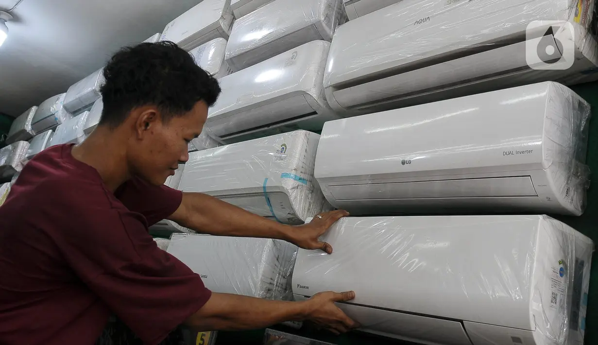 Pedagang mengatakan belum ada peningkatan untuk pembelian AC meskipun musim kemarau. (merdeka.com/Imam Buhori)