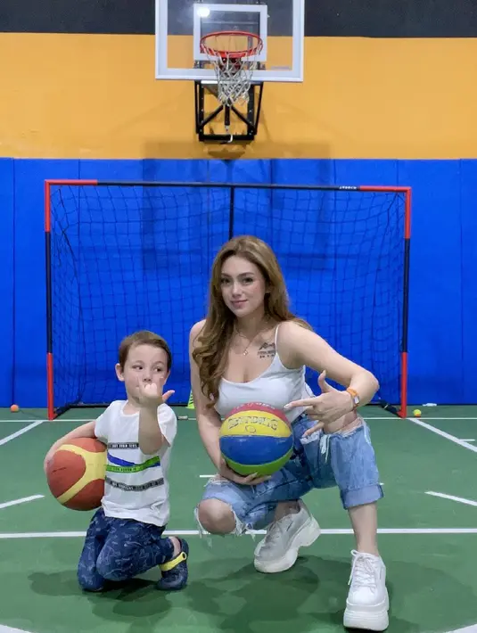 Selain itu, Celine juga selalu berusaha meluangkan waktu untuk anak-anaknya. Terakhir, ia memasrahkan segala kondisi kepada sang pencipta. Tentu setelah ia berusaha semaksimal mungkin menjalaninya. (Instagram/celine_evangelista)