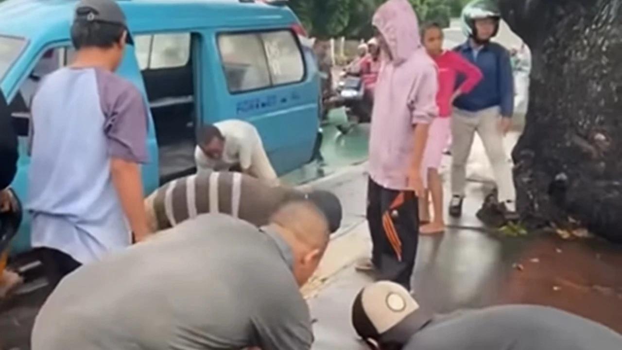 Kompolotan Remaja Kocar Kacir Tepergok Curi Besi Rel di Stasiun Jatinegara