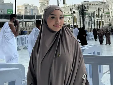 Akhir Desember 2024, Naura Ayu menjalani ibadah umroh bersama keluarganya. Sering tampil terbuka bahkan pernah dikritik netizen, artis berusia 19 tahun ini banjir pujian ketika mengenakan gamis dan jilbab besar. Tak hanya netizen, beberapa artis seperti Fadi Alaydrus dan Ashira Zamita juga turut membubuhkan komentar memuji penampilan anak sulung Nola B3 ini. (Liputan6.com/IG/@naura.ayu)