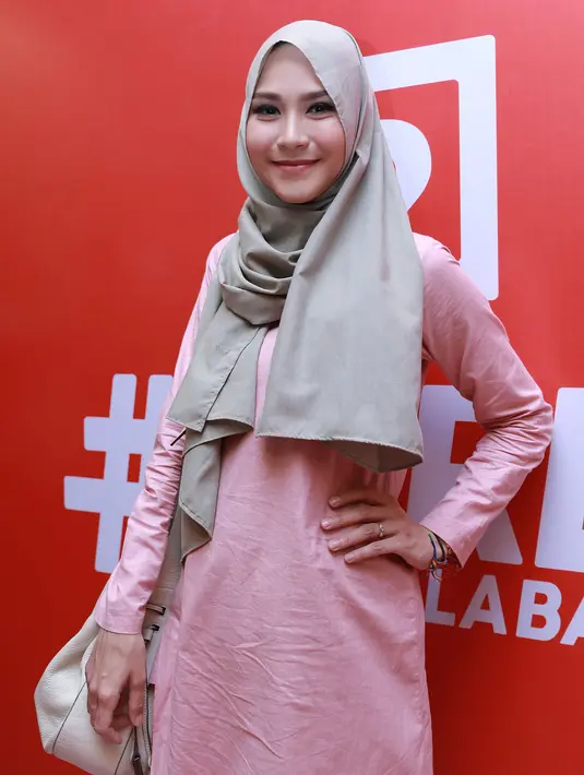 Pemeran Zaskia Adya Mecca mulai mengurangi kegiatannya dalam dunia entertainment. Beberapa tahun belakangan ini, istri Hanung Bramantyo itu fokus dengan bisnisnya. (Galih W. Satria/Bintang.com)