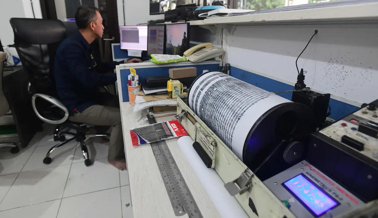 Petugas mengamati aktivitas Gunung Anak Krakatau melalui  alat seismograf  di Pos Pemantau Gunung Anak Krakatau di Pasauran, Kabupaten Serang, Banten, Minggu, 6 September 2026. (KLY/Arie Basuki)