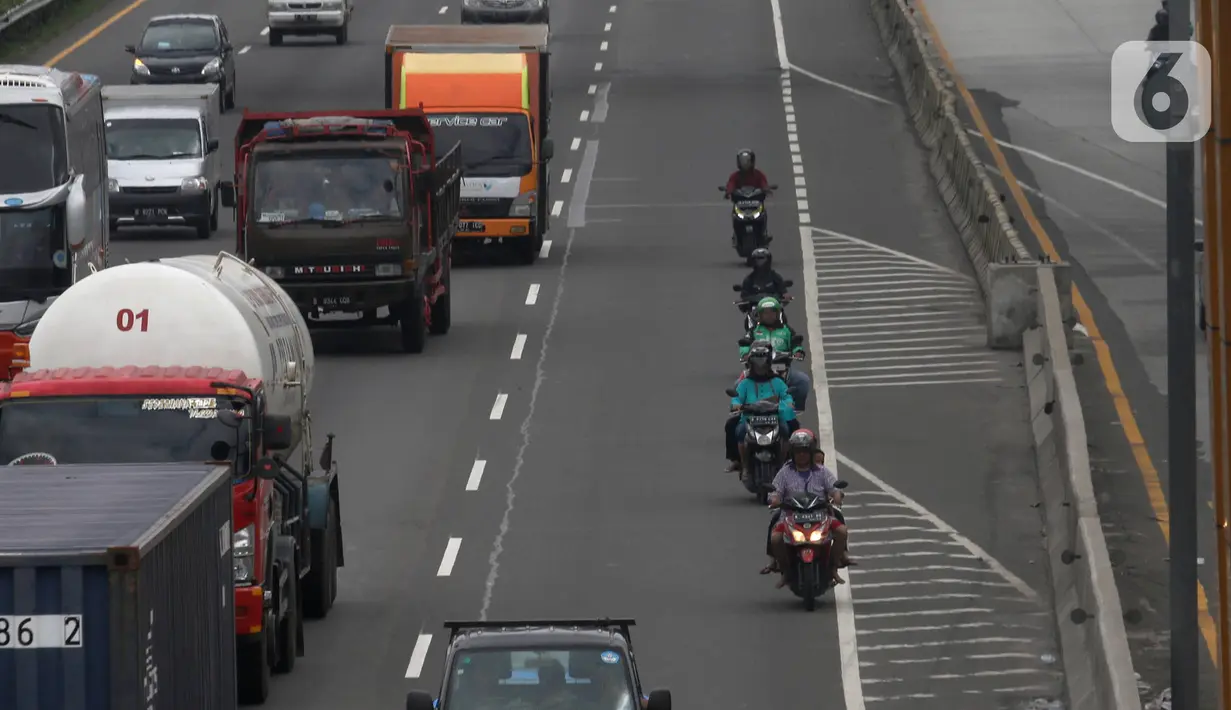 Sejumlah sepeda motor melintasi Tol Karang Tengah, Tangerang, Banten, Kamis (2/1/2020). Pengendara sepeda motor masih diperbolehkan melintasi tol untuk menghindari ruas jalan yang terendam banjir di beberapa wilayah Jabodetabek. (Liputan6.com/Angga Yuniar)