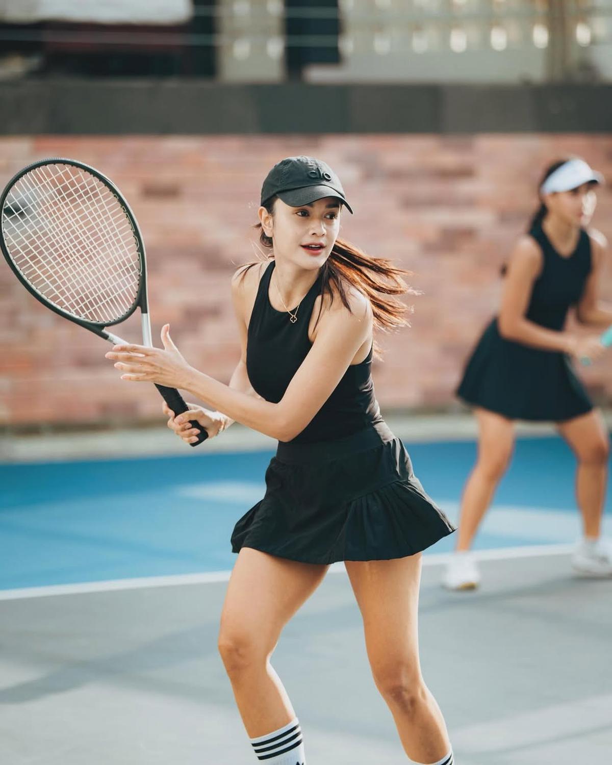 Potret Andi Annisa Iasyah Pakai Baju Hitam, Dari Casual hingga Sporty yang Kece Abis