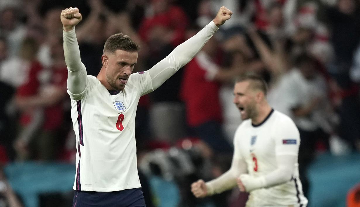 Jordan Henderson. Gelandang Inggris berusia 32 tahun yang telah membela Liverpool sejak awal musim 2011/2012 ini menjadi pemain Liverpool kedua dengan caps terbanyak bagi timnas. Bersama Timnas Inggris ia total telah tampil dalam 70 laga dengan torehan 2 gol dan 9 assist sejak melakukan debut pada 17 November 2010. Pemain yang saat ini dipercaya memegang ban kapten Liverpool dan Timnas Inggris ini berpeluang besar tampil membela Three Lions di Piala Dunia 2022 Qatar yang menjadi Piala Dunia ketiga sepanjang kariernya. (AFP/Pool/Frank Augstein)