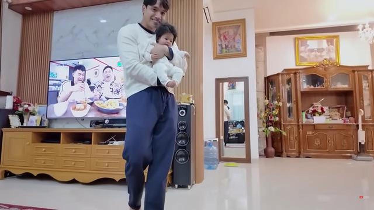 9 Potret Ruang TV Rumah Haji Faisal dan Mama Fuji, Nyaman untuk Kumpul Keluarga