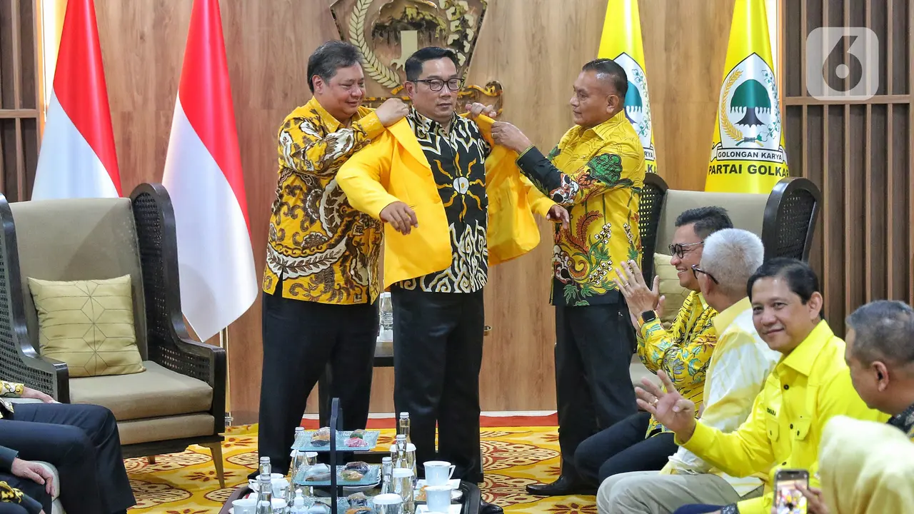 Dipakaikan Jas Kuning, Ridwan Kamil Resmi Gabung ke Golkar