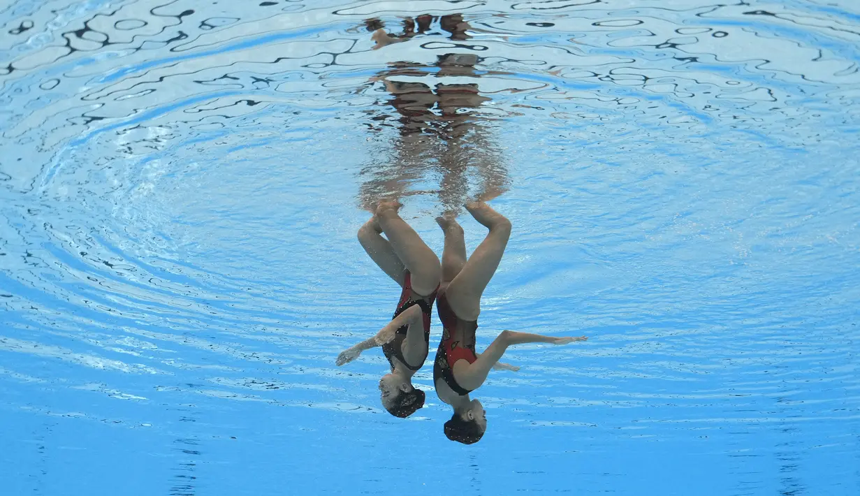 Hilda Tri Julyandra dan Gabrille Permata Sari pada nomor duet putri renang bebas artistik Kejuaraan Akuatik Dunia di Doha, Qatar, 7 Februari 2024. (AP Photo/Lee Jin-man)