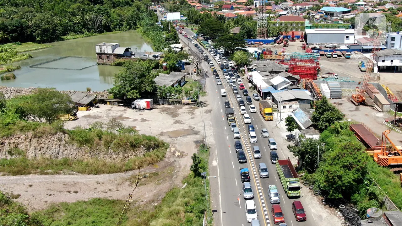 FOTO: Lonjakan Pemudik Menuju Pelabuhan Merak Sebabkan Kemacetan 7 Km