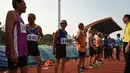 Sejumlah pria lansia bersiap mengikuti lomba sprint 400 meter dalam Elderly Games nasional di Thailand (25/4). Peserta lomba lari 400 meter ini merupakan lansia yang berusia antara 70-75 tahun. (AFP/Lillian Suwanrumpha)