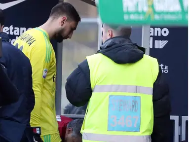 Kiper AC Milan, Gianluigi Donnarumma tertunduk lesu saat berjalan menuju ruang ganti usai pertandingan melawan Hellas Verona di lanjutan Liga Serie A Italia di stadion Bentegodi, Italia, (17/12). Milan takluk 3-0 atas Verona. (Simone Venezia/ANSA via AP)