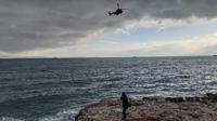 Penjaga pantai Yunani melakukan operasi pencarian dan penyelamatan di lepas pantai Pulau Lesbos pada 6 Februari 2023. Sebuah kapal yang membawa migran dari negara tetangga Turki tenggelam di lepas pantai. (Handout/Hellenic Coast Guard/AFP)