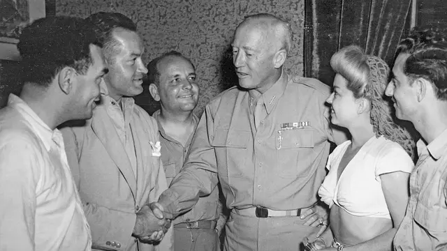 Bob Hope bersama teman-temannya