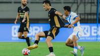 Gelandang Dewa United, Ivar Jenner mendapatkan penjagaan ketat dari gelandang Persib Bandung, Beckham Putra dalam laga pekan ke-28 BRI Super League 2025/2026 di Banten International Stadium (BIS), Serang, Senin (20/4/2026). (Dok. Dewa United)