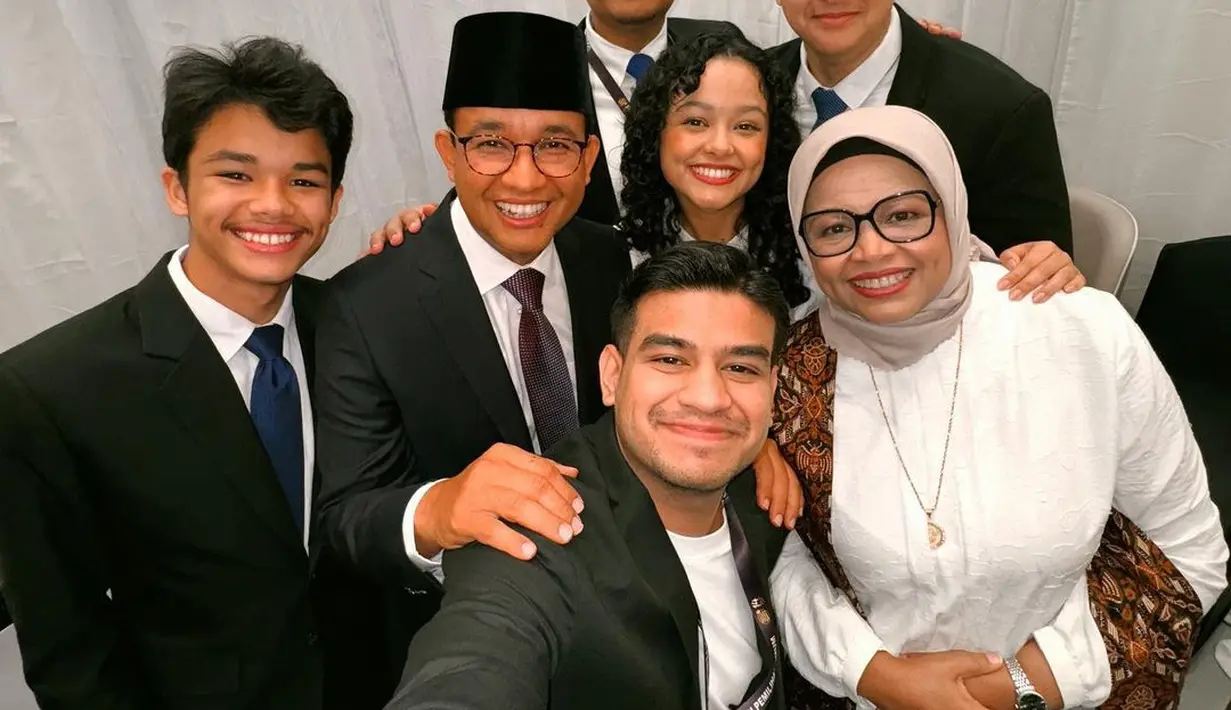 Selebgram Fadil Jaidi turut hadir mengenakan setelan jas warna hitam dan kaus putih. [@fadiljaidi]