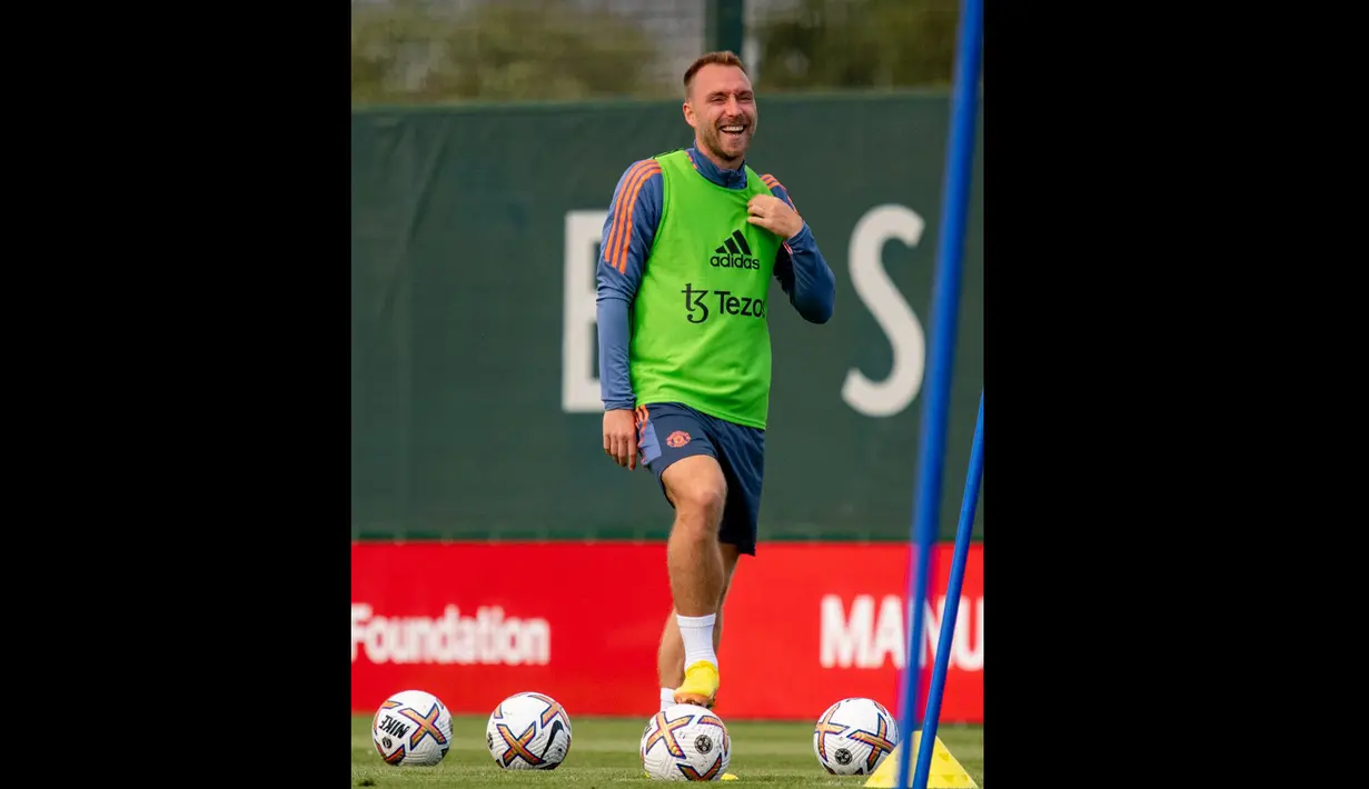 Pemain anyar Manchester United, Christian Eriksen pun terlihat sumringah saat menjalani sesi latihan yang dilakukan di Carrington. (Twitter/@ManUtd)