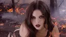 Kendall Jenner menjadi misterius dengan riasan vampy dark yang dikenakannya. Model 20 tahun itu melakukan pemotretan bertema 'YuleFire' dengan latar hutan terbakar untuk kalender majalah Love 2016. (dailymail.co.uk)