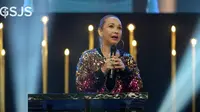 Kiki Fatmala memberi kesaksian dirinya memeluk agama Kristen (YouTube/ GerejaSatuJamSaja)