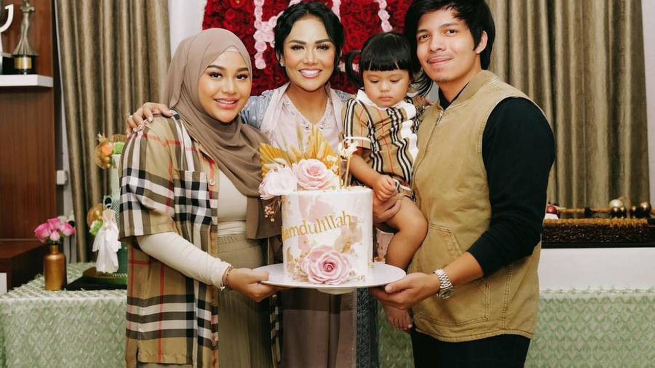 Fotonya Saat Momong Cucu-Cucunya Viral di Media Sosial