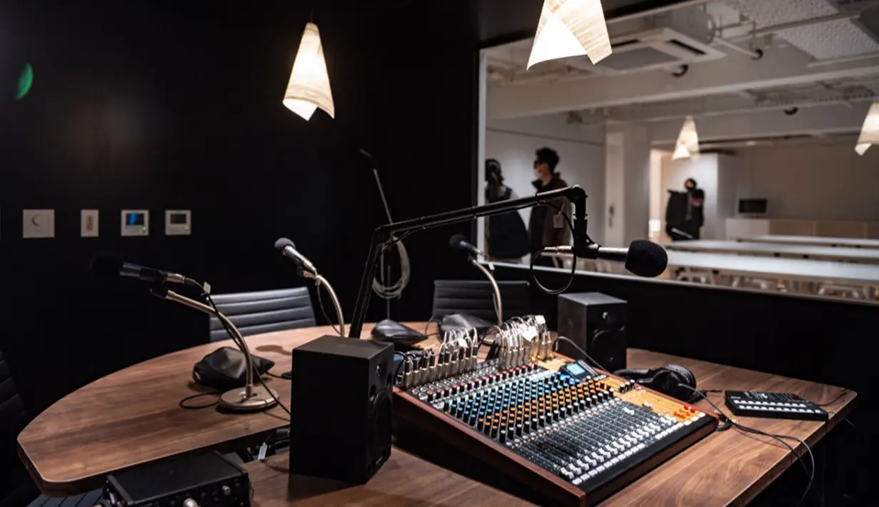 Kondisi sebuah studio dalam Rumah Sastra Internasional Waseda di Universitas Waseda, Tokyo, Jepang, 22 September 2021. Rumah Sastra Internasional Waseda yang juga dikenal sebagai Perpustakaan Haruki Murakami dirancang oleh arsitek Jepang, Kengo Kuma. (Philip FONG/AFP)